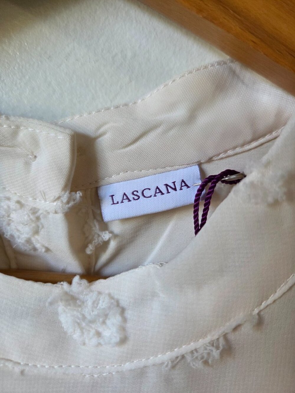 NEW NEVER WORN LASCANA TEXTURED CREAM TOP PUFFED SLEEVES M - Picture 12 of 16
